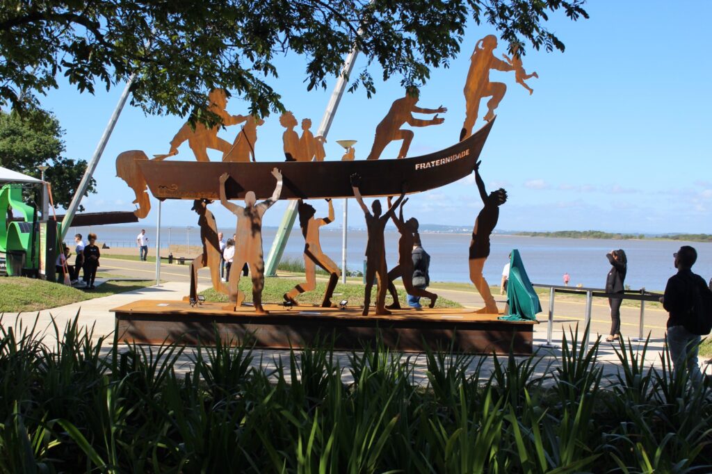 Heróis Voluntários, escultura de Rafael Cardoso.