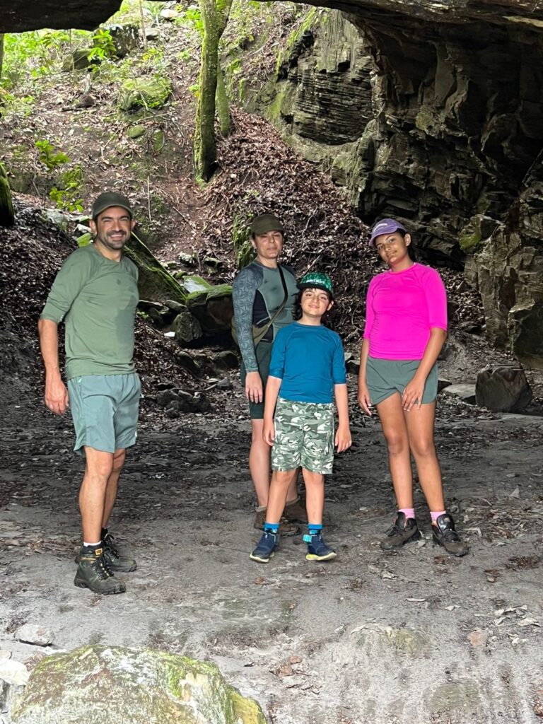 Giane Guerra com o marido e os filhos: experiências na natureza. 
