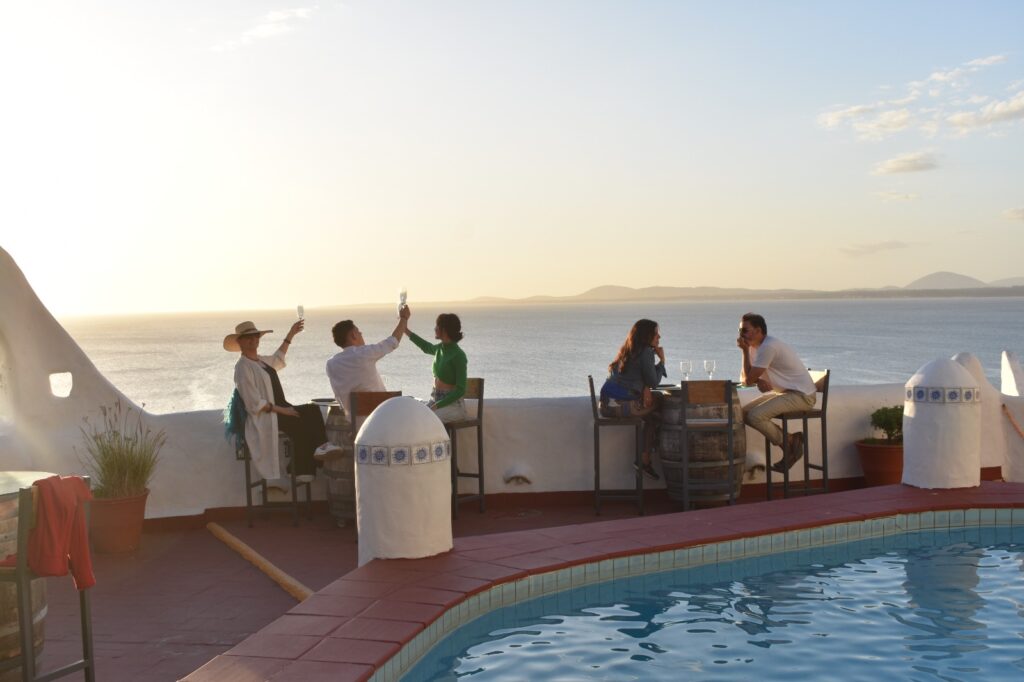 Com vista privilegiada do mar, Casapueblo oferece um pôr do sol espetacular, acompanhado diariamente da leitura de um poema de Carlos Paez Vilaró.