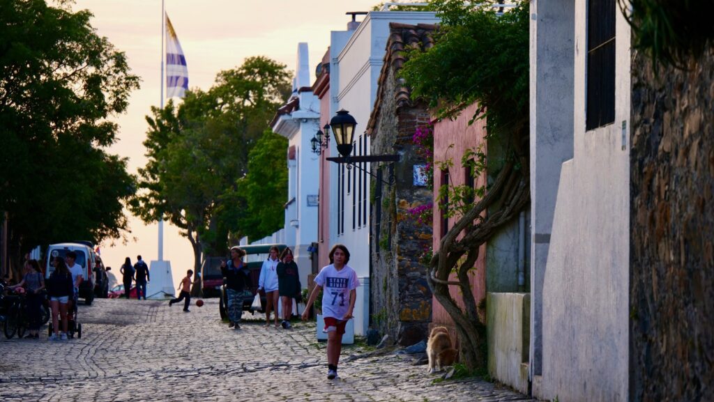 Pernoitar em Colônia do Sacramento ajuda a aproveitar o ritmo desacelerado do lugar.