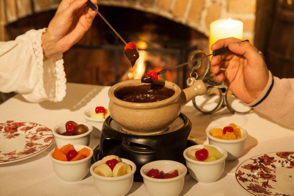 Sabores, charme e cultura se encontram em Gramado: dos restaurantes da Rua Coberta às tradicionais casas de fondue.