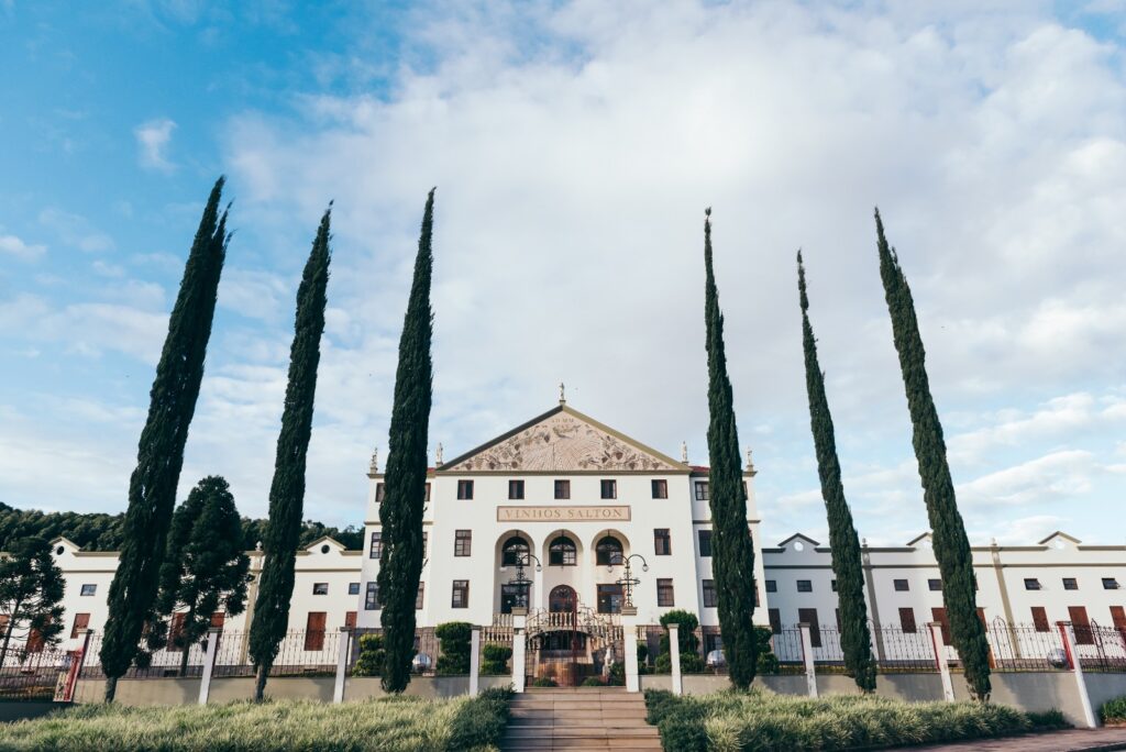 Na sede da Salton, no distrito de Tuiuty, em Bento Gonçalves, a vinícola oferece diferentes opções de experiências aos visitantes.
